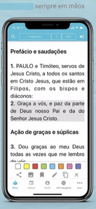 imagem da leitura na biblia sagrada no celular