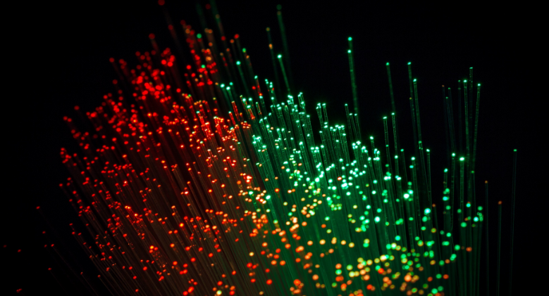 Imagem mostra fibras óticas nas cores vermelha e verde
