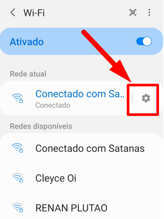 Foto mostra várias redes wi-fi e destaca uma roldana ao lado da conexão ativa